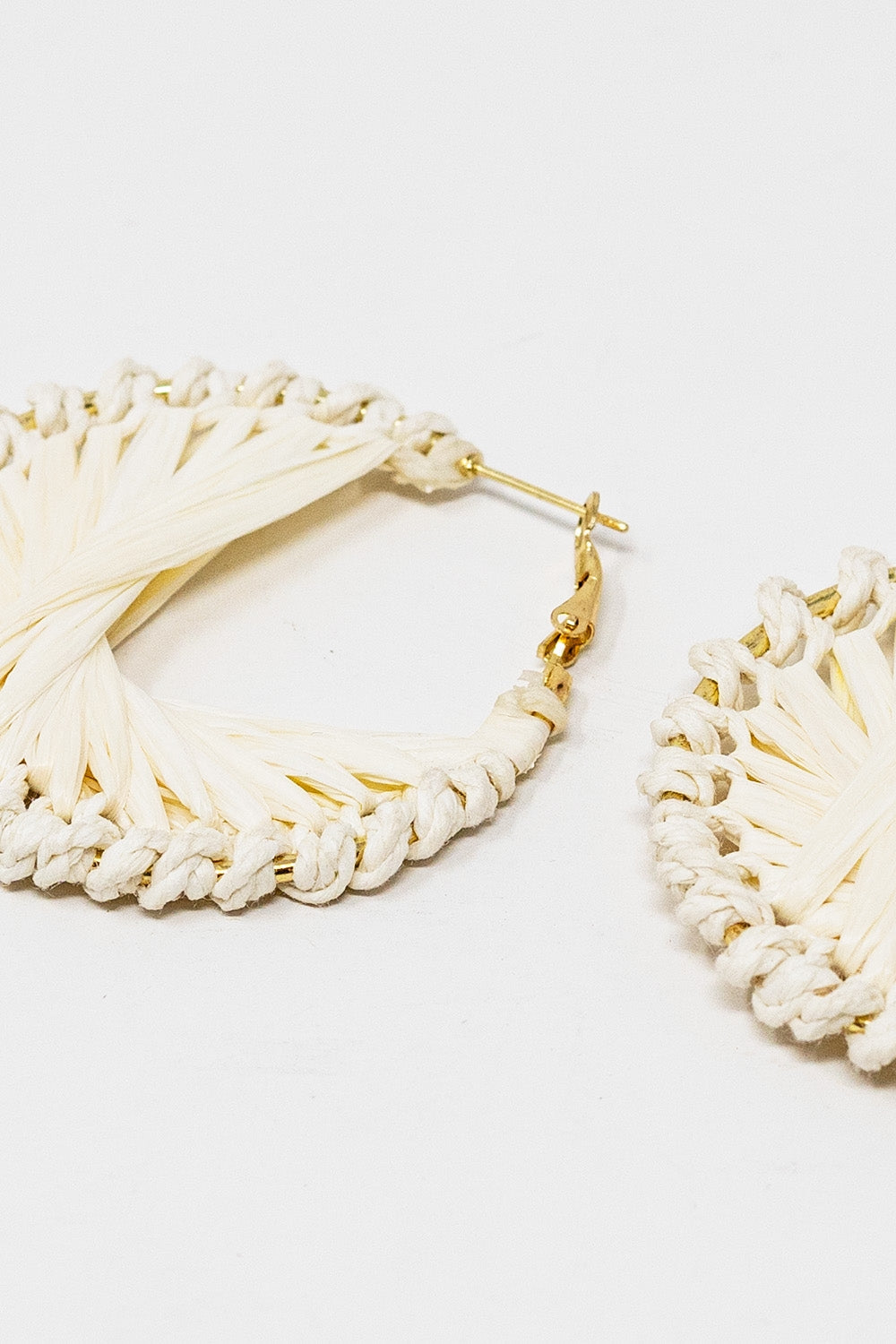Cream Round Woven Earrings With Intertwined Motive